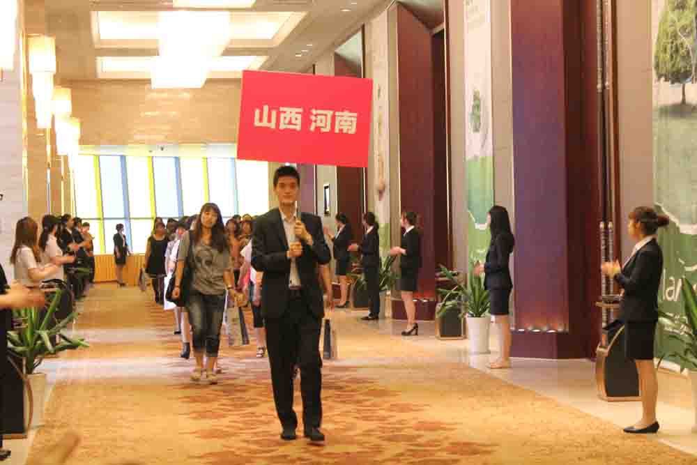 地点:江苏海门市东恒盛国际大酒店 蜕变2013蓝丝羽家纺营销战略发布暨秋冬新品订货会 会议门口的展板 因为自信,所以成功,这就是蓝丝羽的成功秘诀 会议摘要: 2013年5月25日,蓝丝羽家纺2013营销战略发布暨秋冬新品订货会隆重开幕。本次会议在江苏海门市的东恒盛国际大酒店举行,有来自全国600多位加盟商伙伴参加此次会议,同时也吸引了行业内多家媒体和当地电视台到场,共同记录蓝丝羽家纺2013秋冬新品订货会的盛况。本次盛会公司重要领导均出席现场,蓝丝羽公司董事长俞建辉、执行总裁季星云、副总裁吴