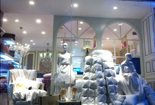 橱窗展示 与其他家纺产品不同的是,每一类产品展区,按照简约欧式家居格调陈列,更注重与消费者互动,而不是单一的输出。徜徉其中,让你悸动的,不仅仅是这些精美绝伦的产品,更是那份消融你疲惫的温馨。