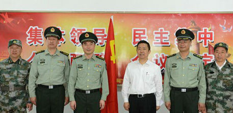 营长郭建强从无锡军分区政委柳江南手中接过了鲜艳的营旗,此举标志着